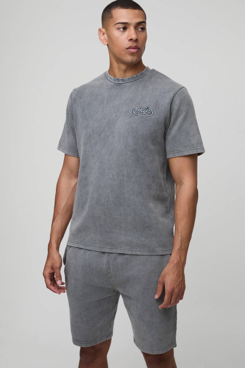 Geripptes T-Shirt mit Man-Stickerei & Shorts - Grau - M, Grau von boohooman