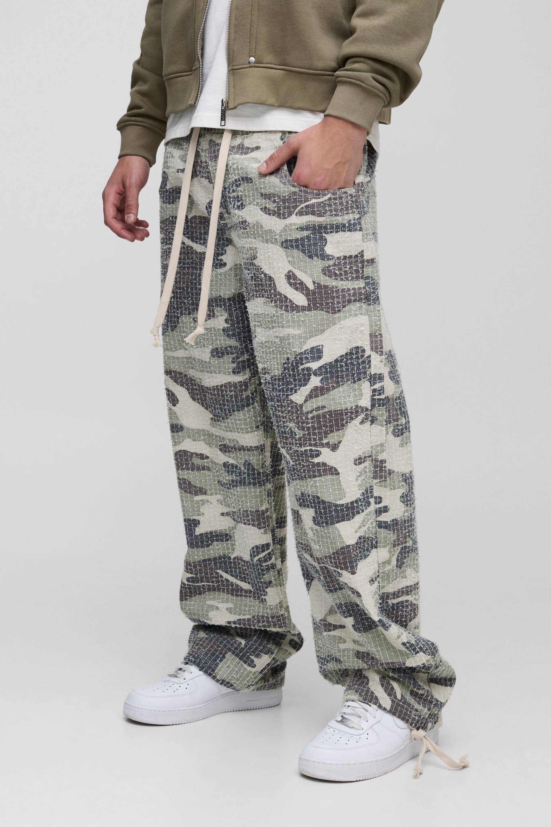 Lockere zerrissene Camouflage-Hose mit doppeltem Bund - Khaki - 30R, Khaki von boohooman