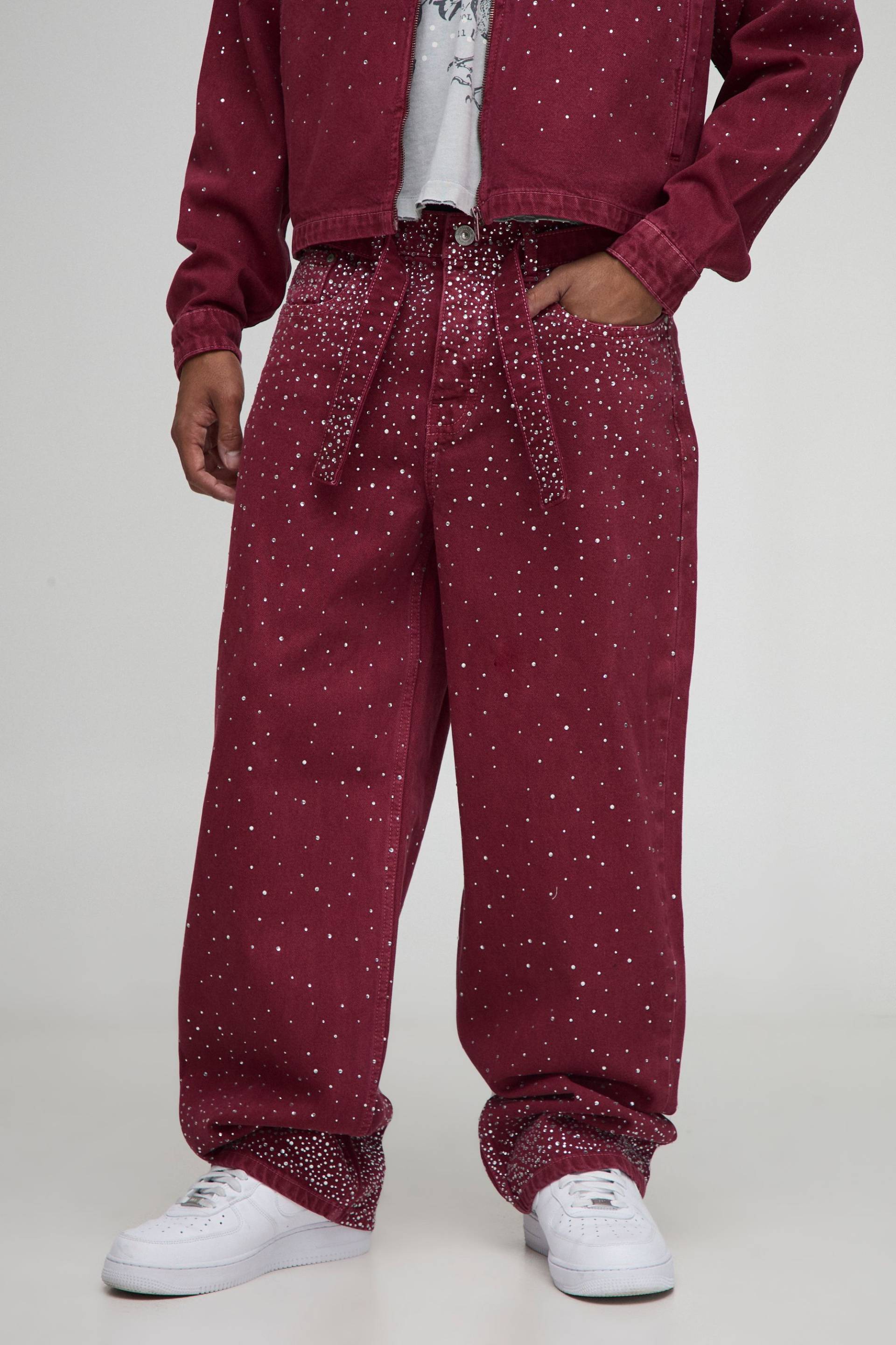 Lockere Jeans mit rotem Strass-Gürtel - 32R, Rot Lockere Jeans mit rotem Strass-Gürtel - 32R, Rot von boohooman