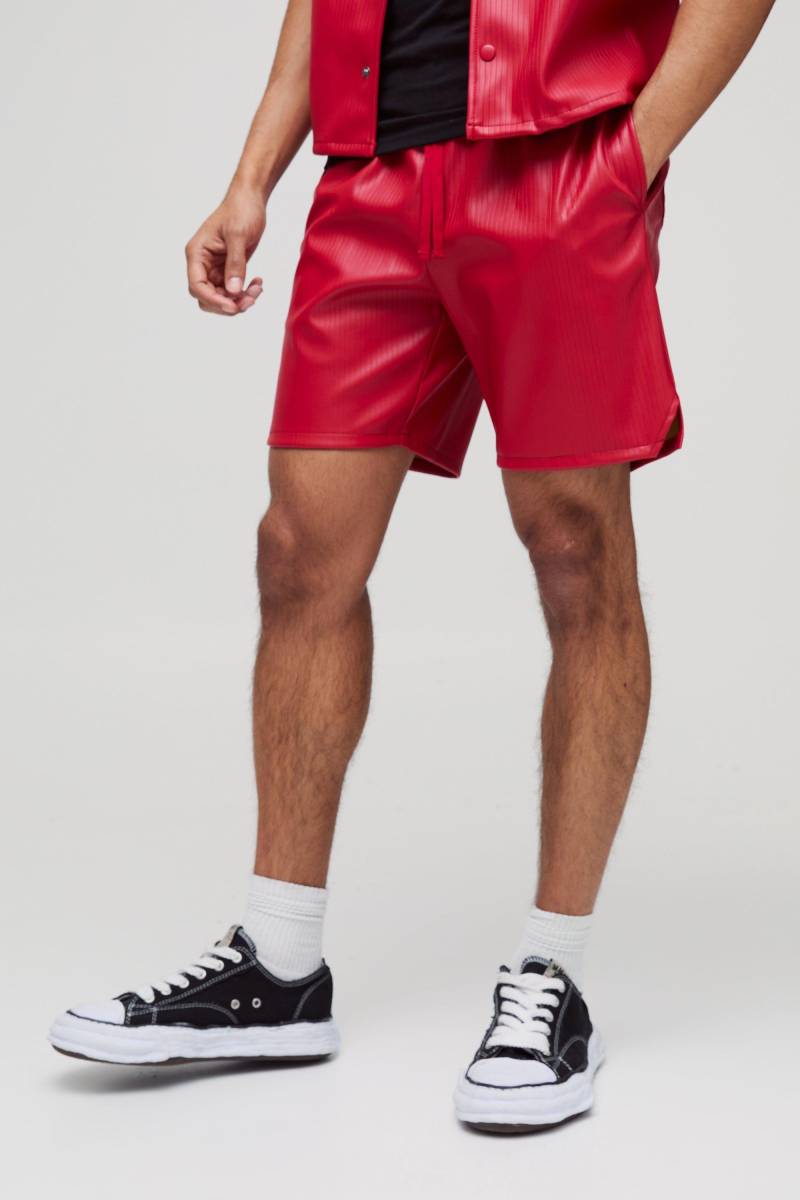 Lockere PU-Shorts - cherry - XL, cherry von boohooman