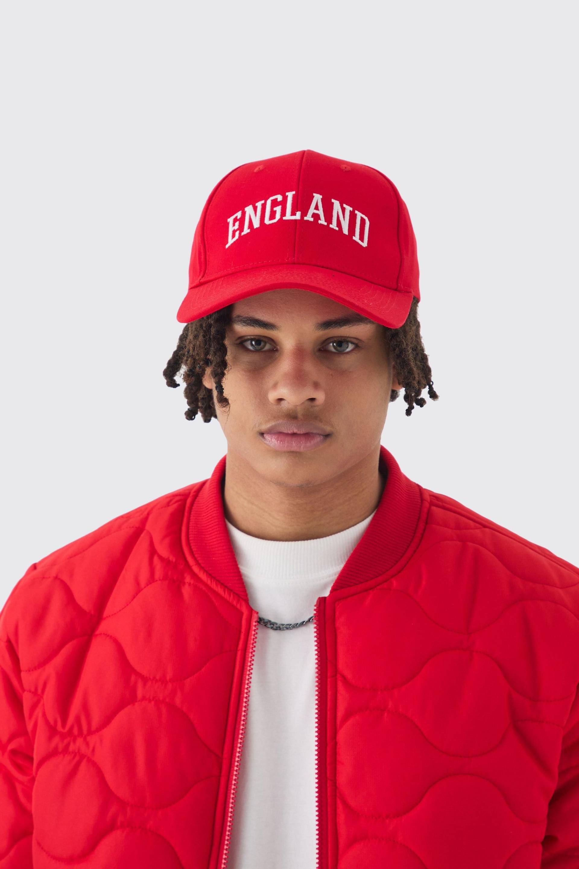 Rote Kappe mit England-Stickerei von boohooman