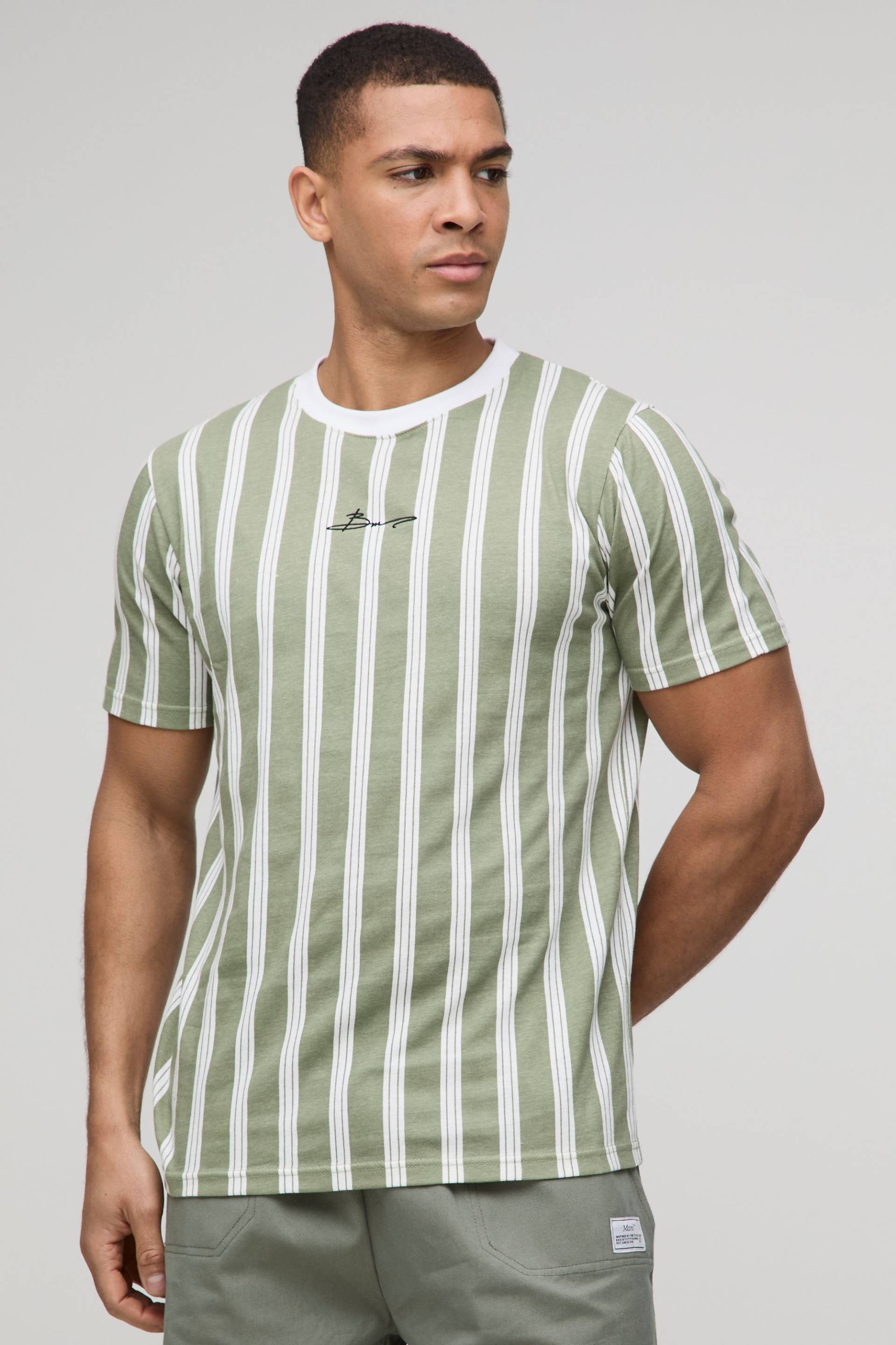 Slim T-Shirt mit BM Signature Streifen - Khaki - XS, Khaki von boohooman