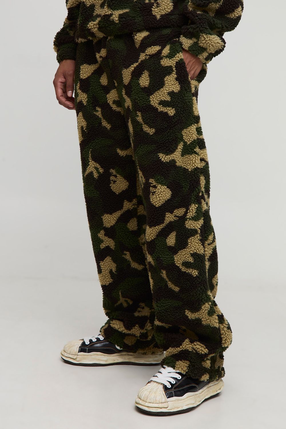 Camouflage Borg-Jogginghose mit geradem Bein - Khaki - M, Khaki von boohooman