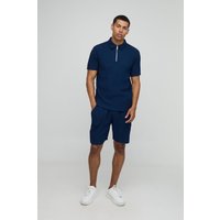 Strukturiertes geripptes Slim-Fit Poloshirt mit Reißverschluss & Shorts von boohooman