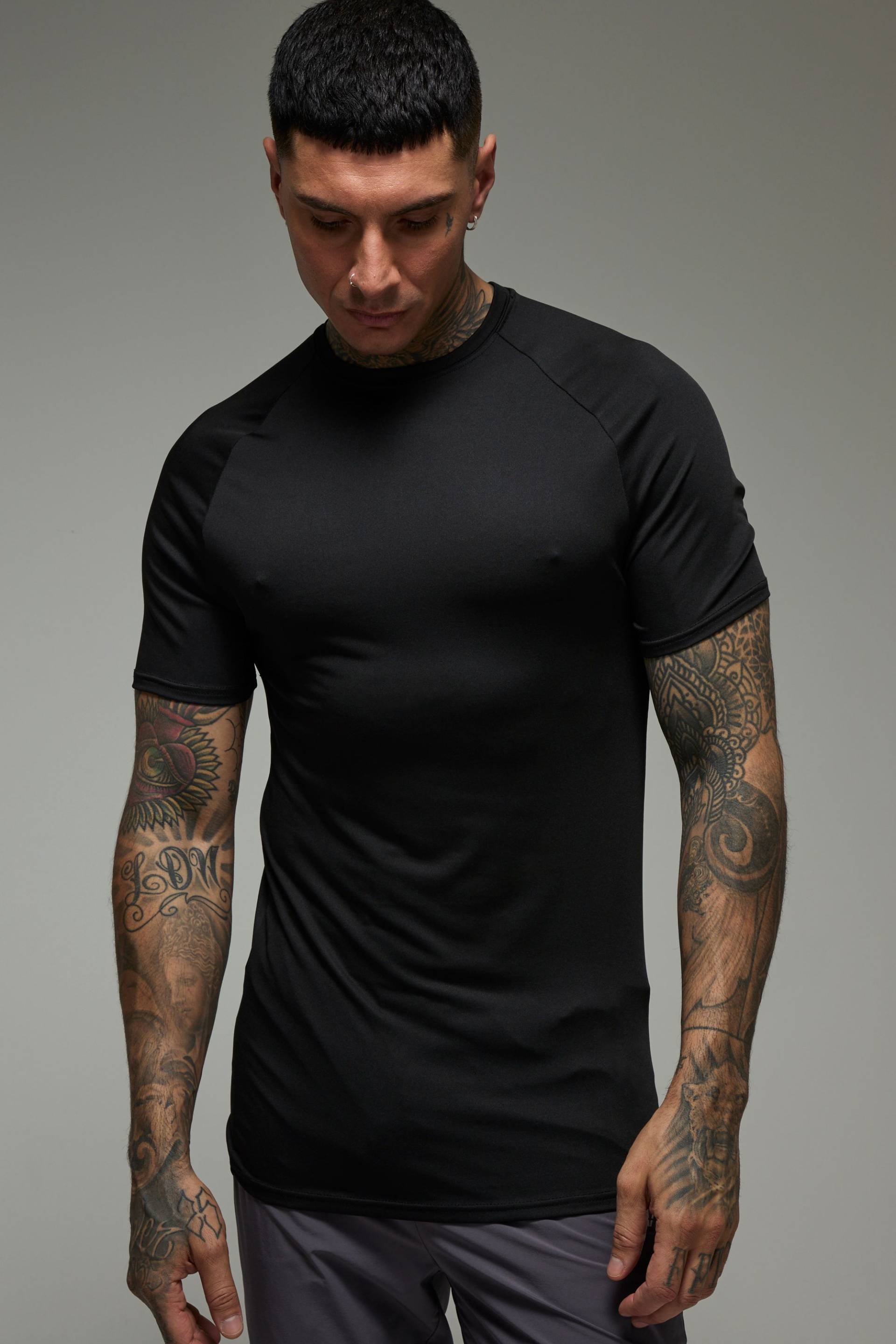 Tall Man Active Lightweight Essentials Fitness Muscle Fit T-Shirt mit Raglanärmeln - Schwarz - XS, Schwarz von boohooman