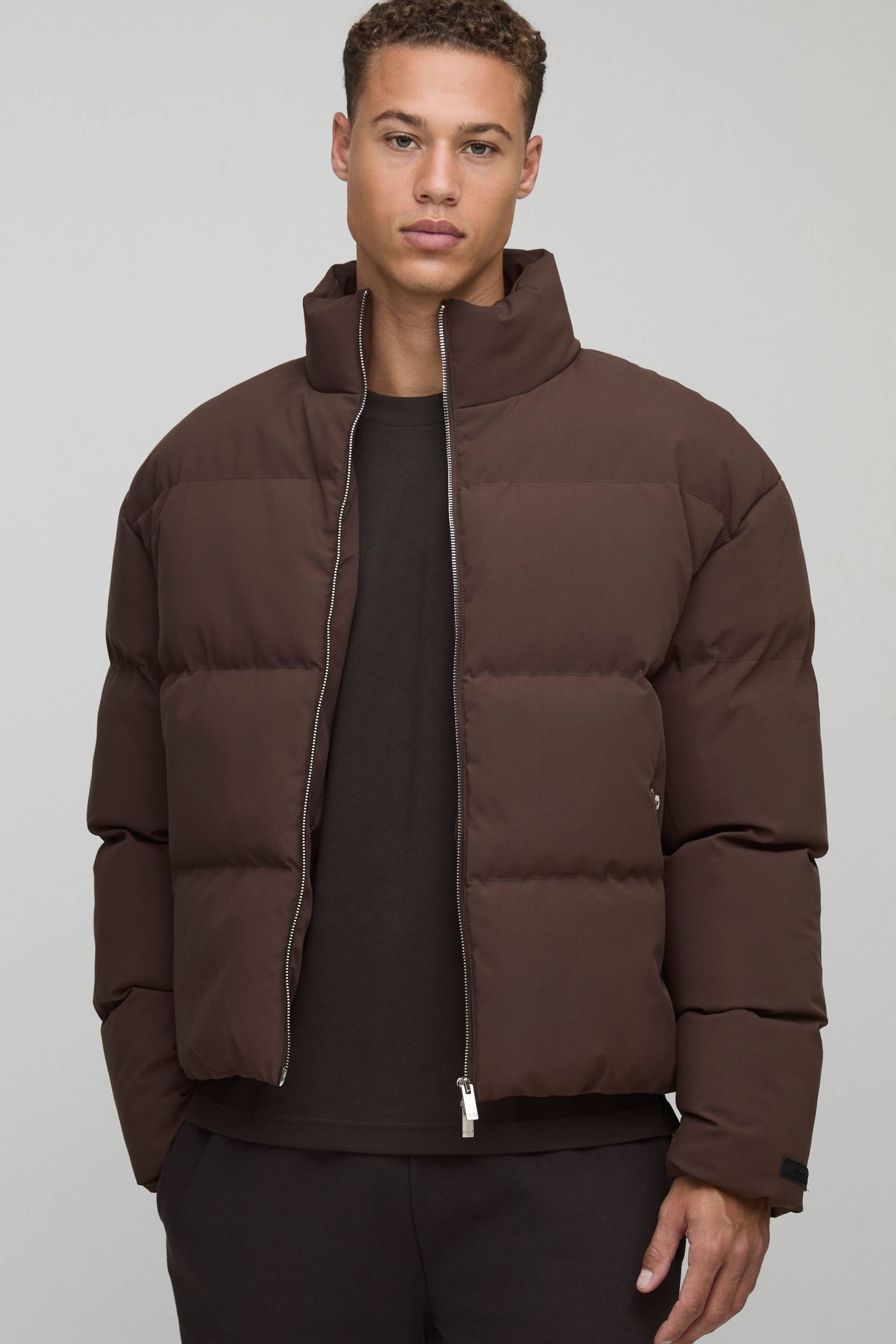 Tall kastige braune Man Steppjacke mit Trichterkragen - M, Braun von boohooman