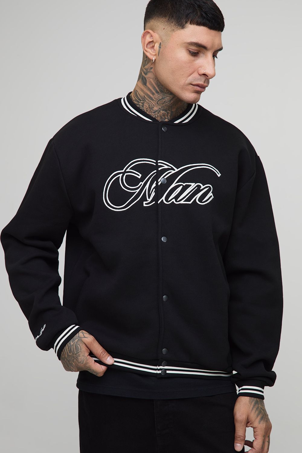 Tall Oversize Jersey-Jacke mit Man-Stickerei - Schwarz - XL, Schwarz von boohooman