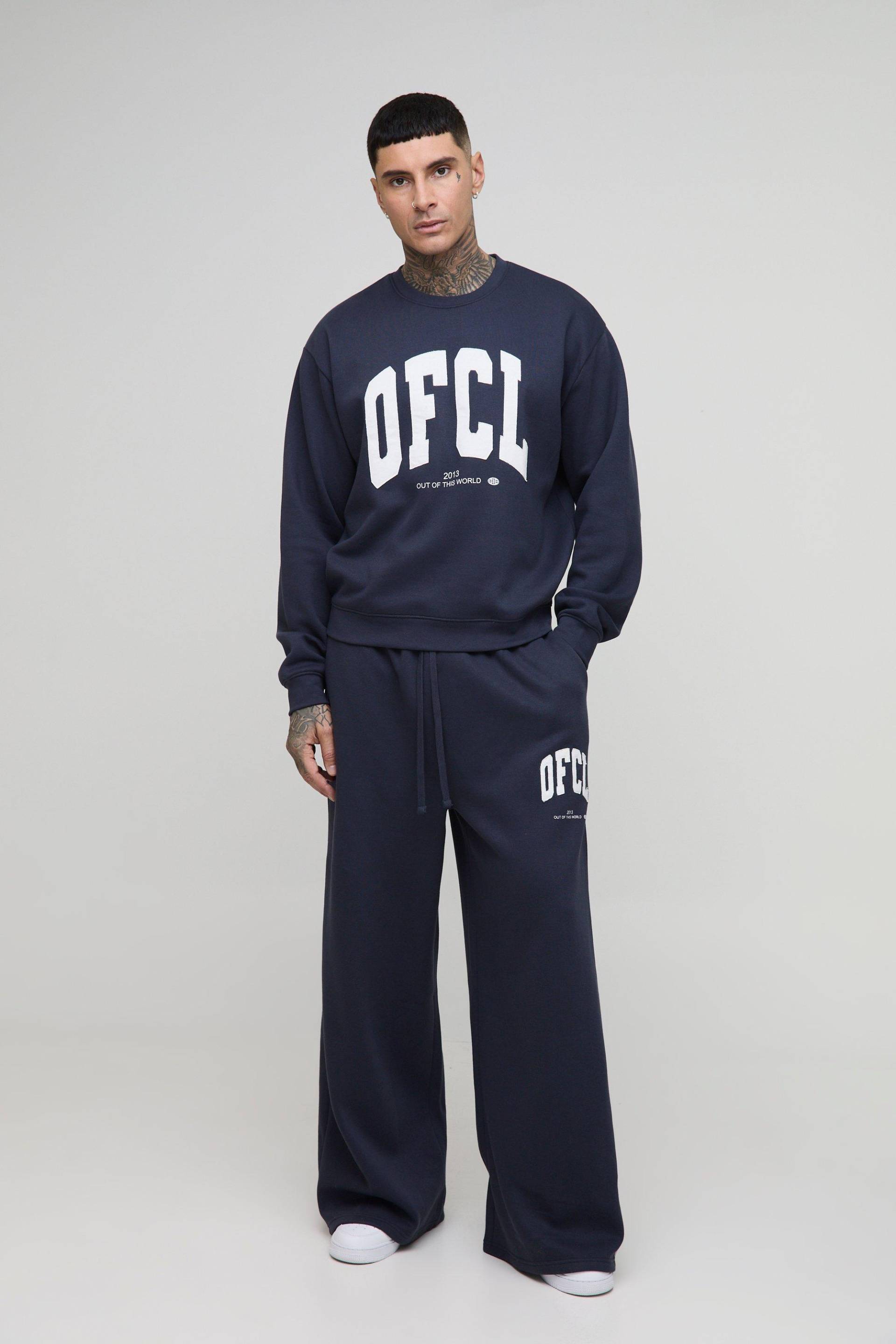 Tall kastiges Official Sweatshirt mit zerrissener Applikation & Jogginghose mit extrem weitem Bein - Blau - M, Blau von boohooman