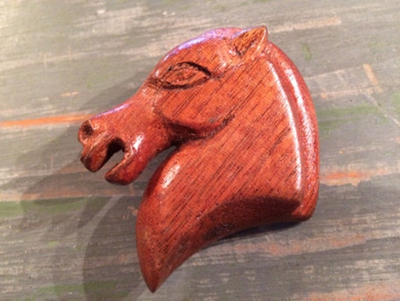 Jahrgang 40 Des Hölzernen Pferdes Kopf Brosche Oder Pin Jahrgang 40 Des Hölzernen Pferdes Kopf Brosche Oder Pin von bootsandburros