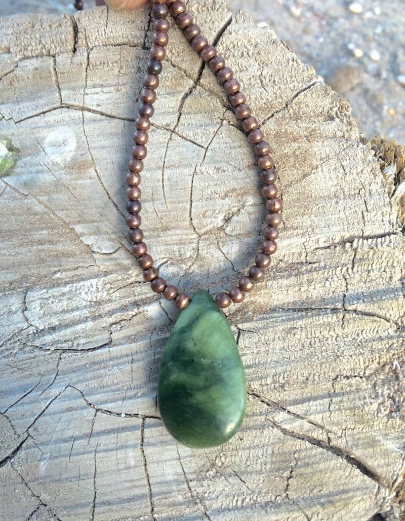 Jadetropfenkette Mit Kupferperlen Jadetropfenkette Mit Kupferperlen von borderlandsJEWELRY