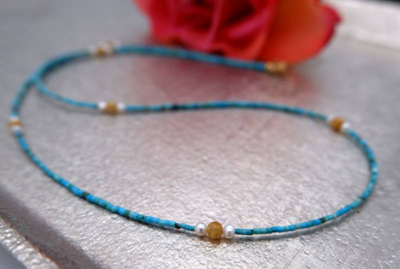 Winzig Türkis Perlenkette, Zierliche Kette, Zarte Dünne Halskette Aus Türkis, Süsswasserperlen Und Rutilquarz von boshilian