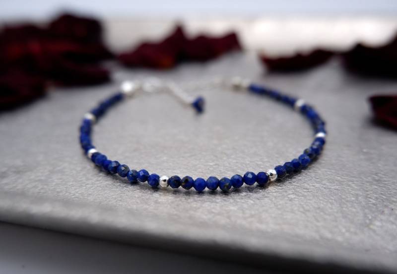 Zartes Edelstein Armband, Facettiert Lapislazuli, 2mm Edelsteinperlen Dünnes Stapelarmband von boshilian