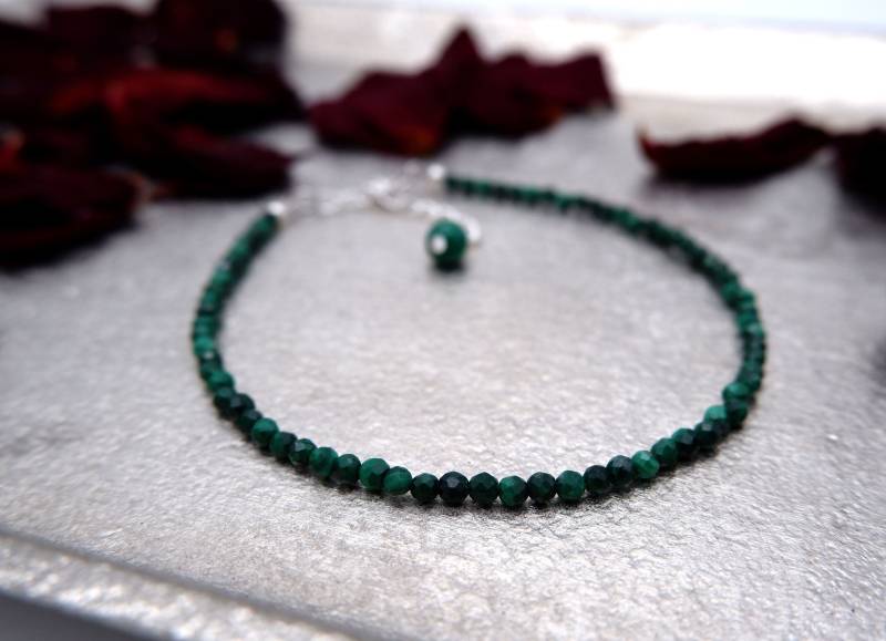 Zartes Edelstein Armband, Facettiert Malachit, 2mm Edelsteinperlen Dünnes Stapelarmband Zartes Edelstein Armband, Facettiert Malachit, 2mm Edelsteinperlen Dünnes Stapelarmband von boshilian