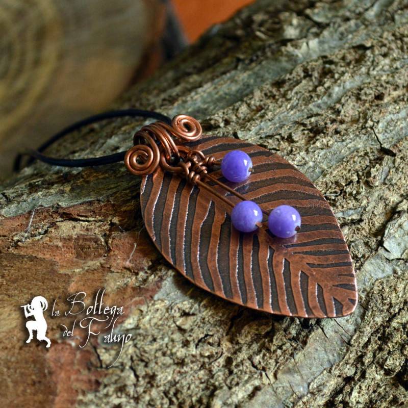 Kupferne Blatt Graviert Mit Indigo Glasperlen Kupferne Blatt Graviert Mit Indigo Glasperlen von bottegadelfauno