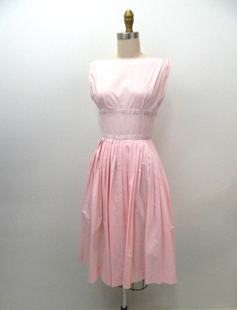 Vintage 1950Er Jahre Tageskleid | Blass Rosa Low Cut Back Kleid Größe Extra Small Vintage 1950Er Jahre Tageskleid | Blass Rosa Low Cut Back Kleid Größe Extra Small von bottleblondevintage
