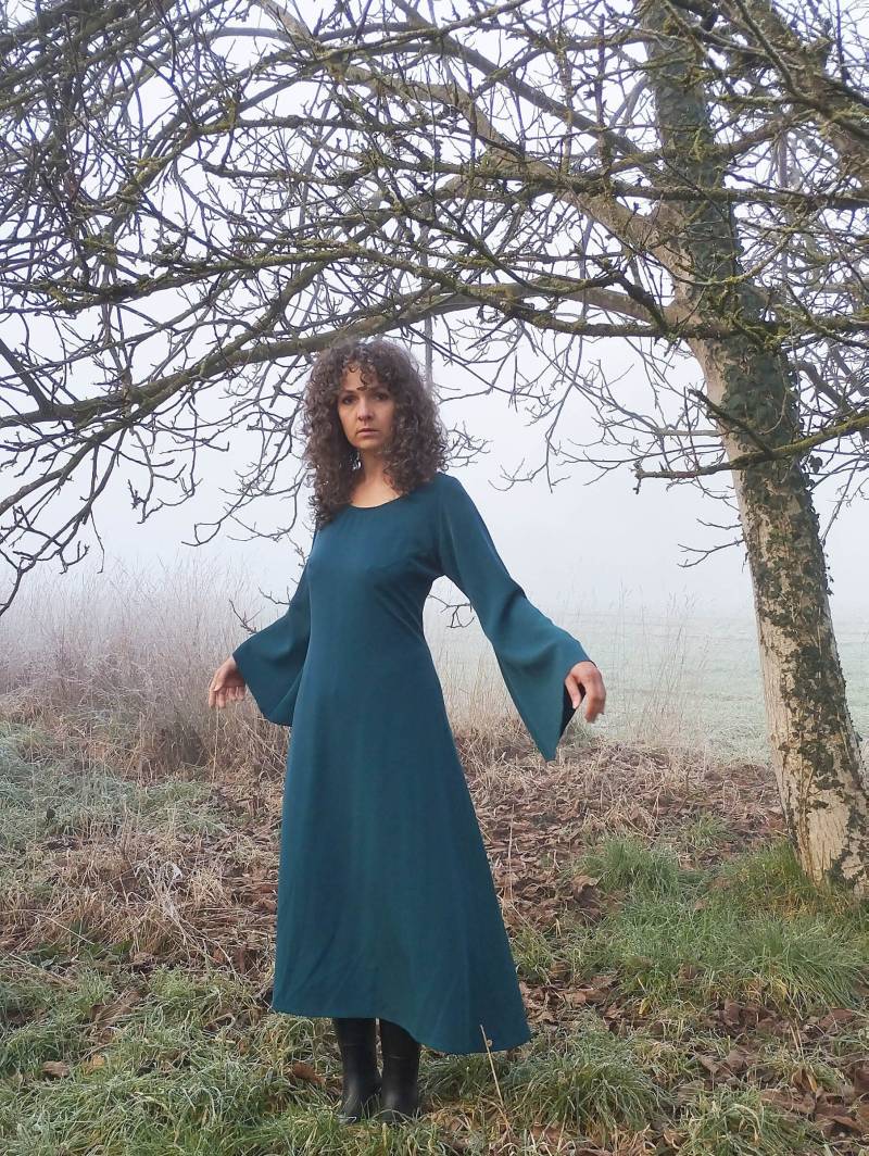 Kleid „Lady Of The Lake" in Entenblau, Fließender Polyester-Krepp von boutiquemaureenvinot