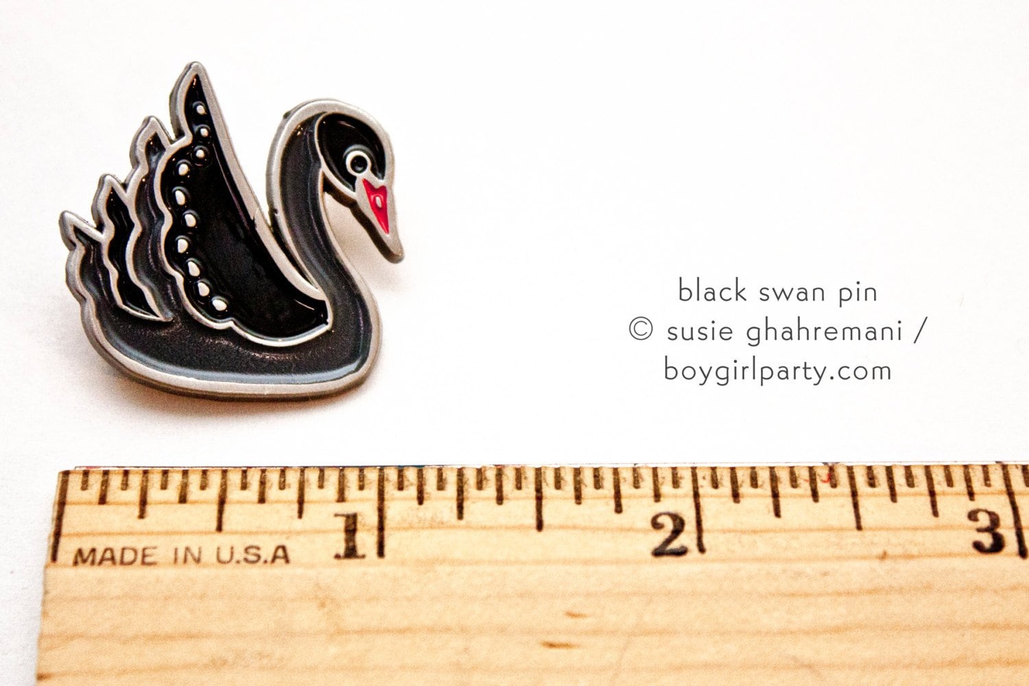 Black Swan Revers Pin Metall-Emaille-Pin Hochzeit Der Schwarze Schwan Schmuck Brosche Gothic Pins Hexe Black Swan Revers Pin Metall-Emaille-Pin Hochzeit Der Schwarze Schwan Schmuck Brosche Gothic Pins Hexe von boygirlparty
