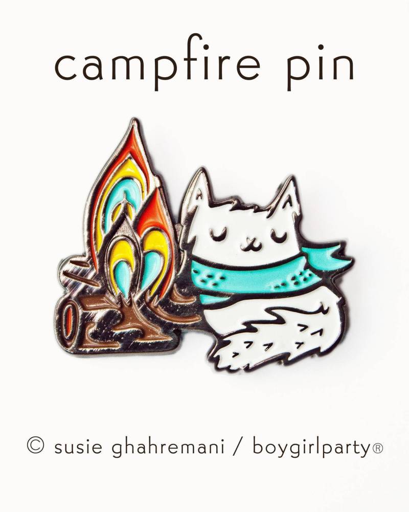 Einzigartige Camping Geschenke Emaille Pin Cute - Lagerfeuer Pin Camper Geschenk Fernweh Für Rucksack von boygirlparty