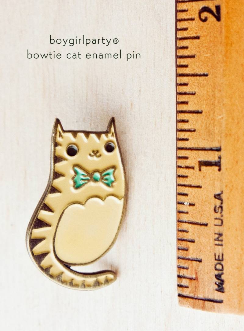 Fliege Katze Emaille Pin Kawaii Katzenliebhaber Geschenk Teenager Mädchen Schmuck von boygirlparty