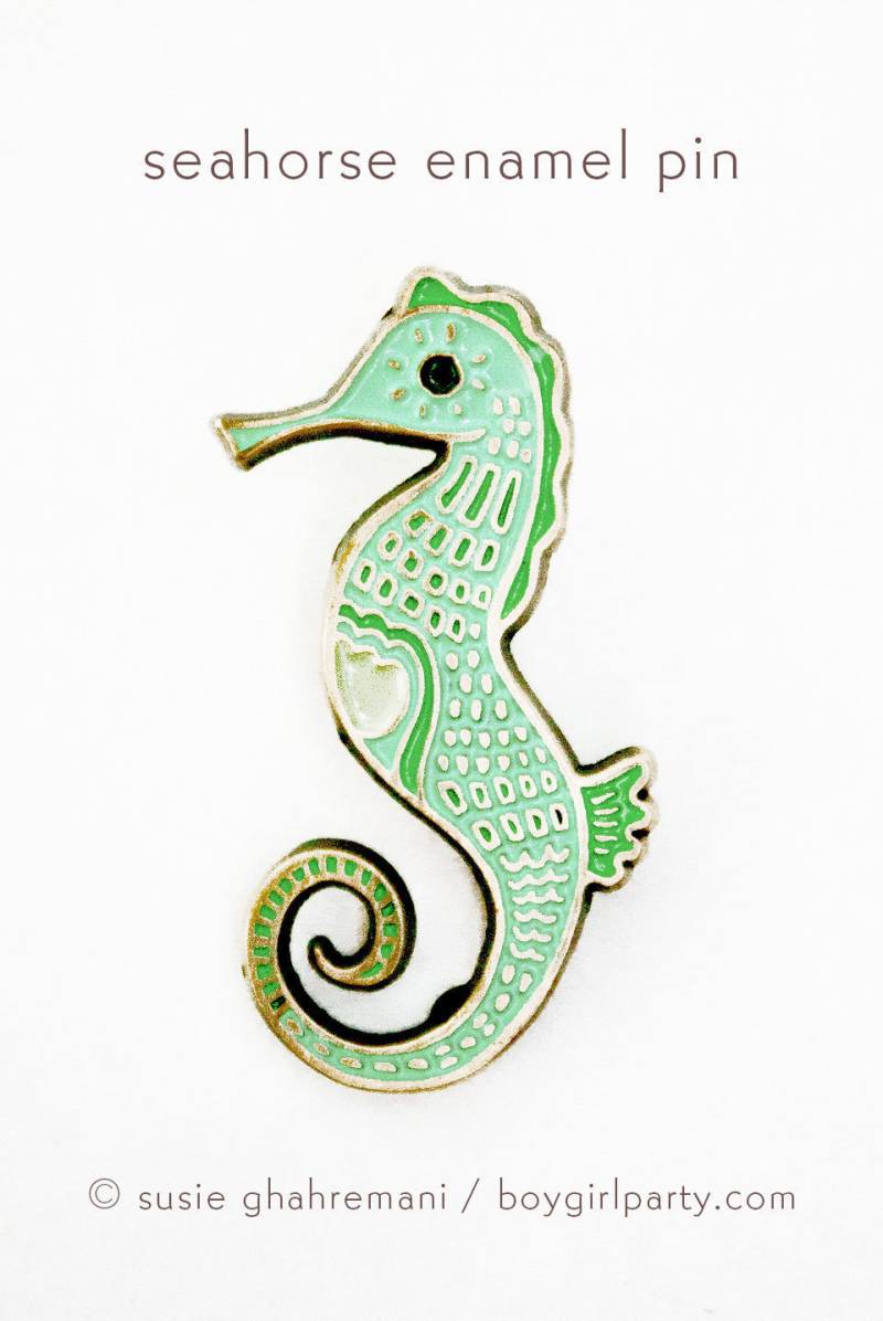 Kleine Geschenkideen Seepferdchen Emaille Anstecker Boygirlparty Susie Ghahremani Tier Illustration Schmuck Einzigartige Anstecknadeln, Brosche Für von boygirlparty