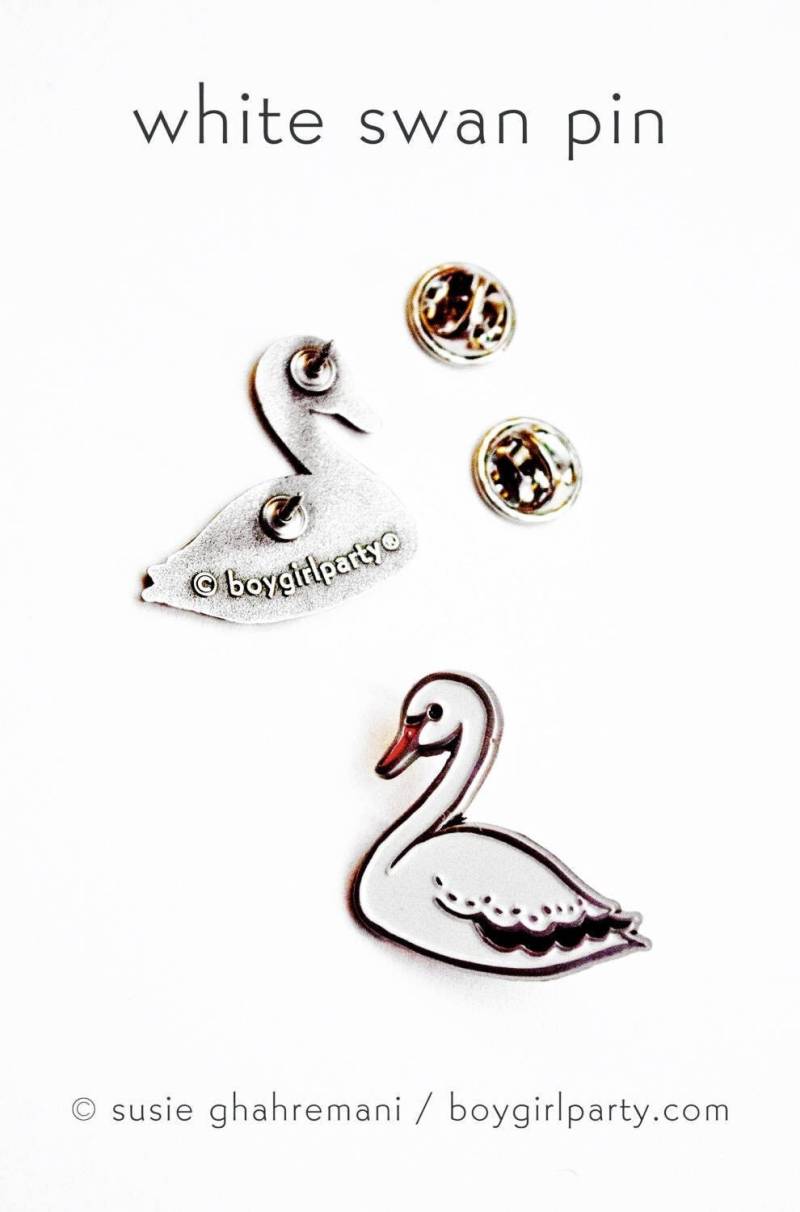 White Swan Emaille Pin Silberfarbene Schalbrosche Von Boygirlparty von boygirlparty