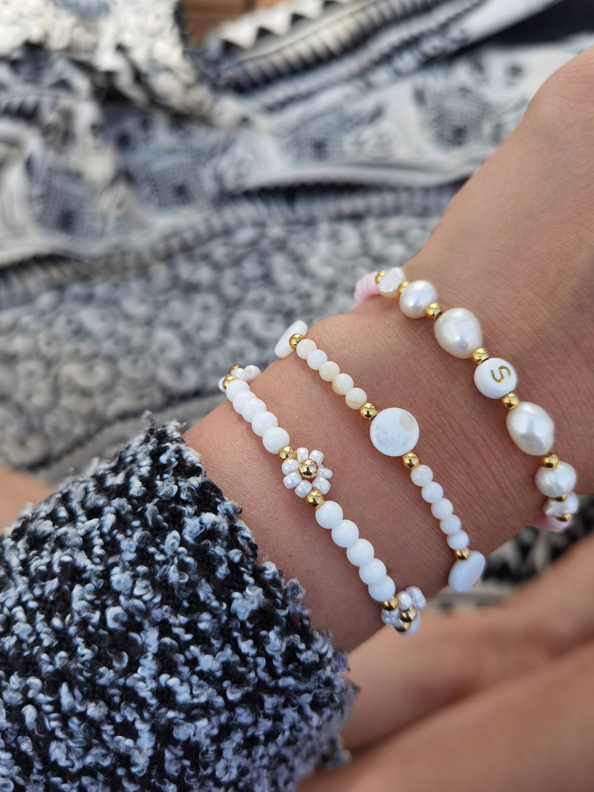 Gänseblümchen Armband // Blümchen Boho Schmuck Blume Festivalschmuck Daisy Handgemacht von bracelens
