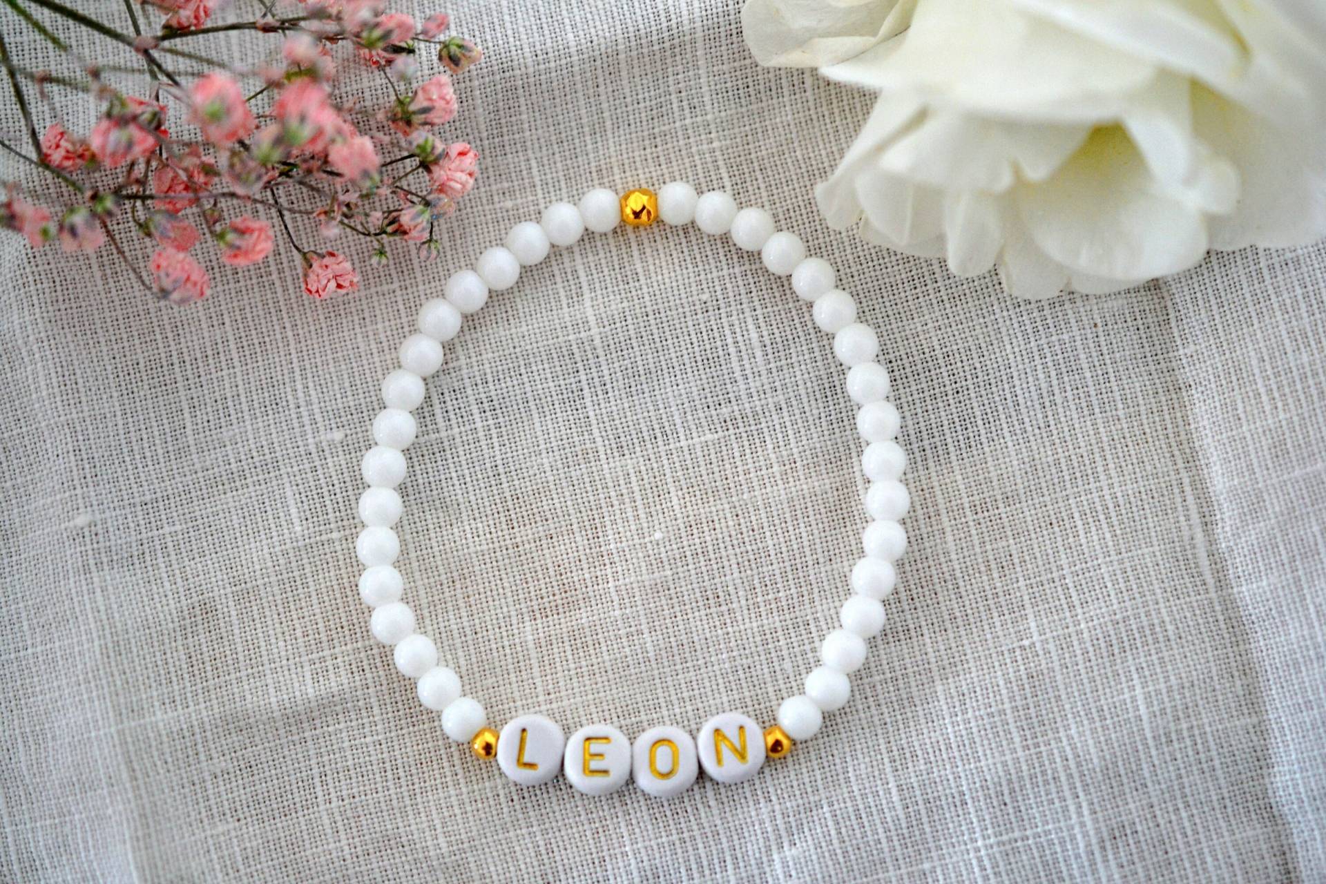 Namensarmband Weiß & Gold // Buchstabenarmband Armband Personalisiert Individualisierbares Geschenk von bracelens