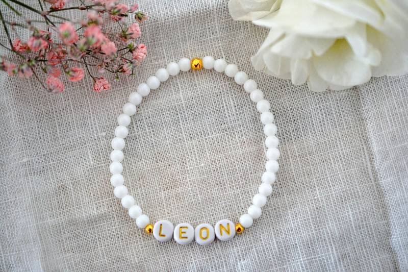 Namensarmband Weiß & Gold // Buchstabenarmband Armband Personalisiert Individualisierbares Geschenk von bracelens