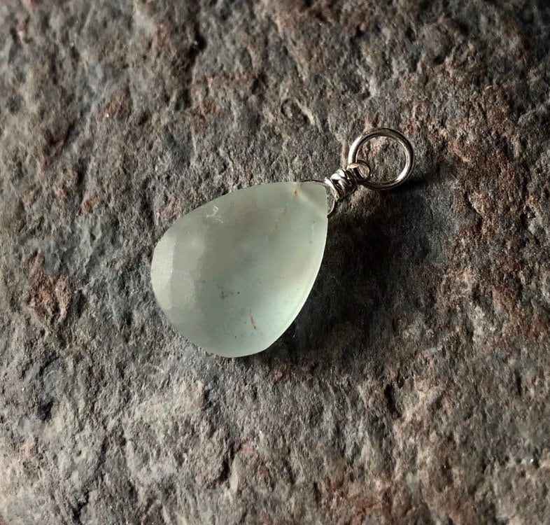 Aquamarin Anhänger, Briolette, Sterling Silber Draht Charme, Birthstone Charme von braceletchoker