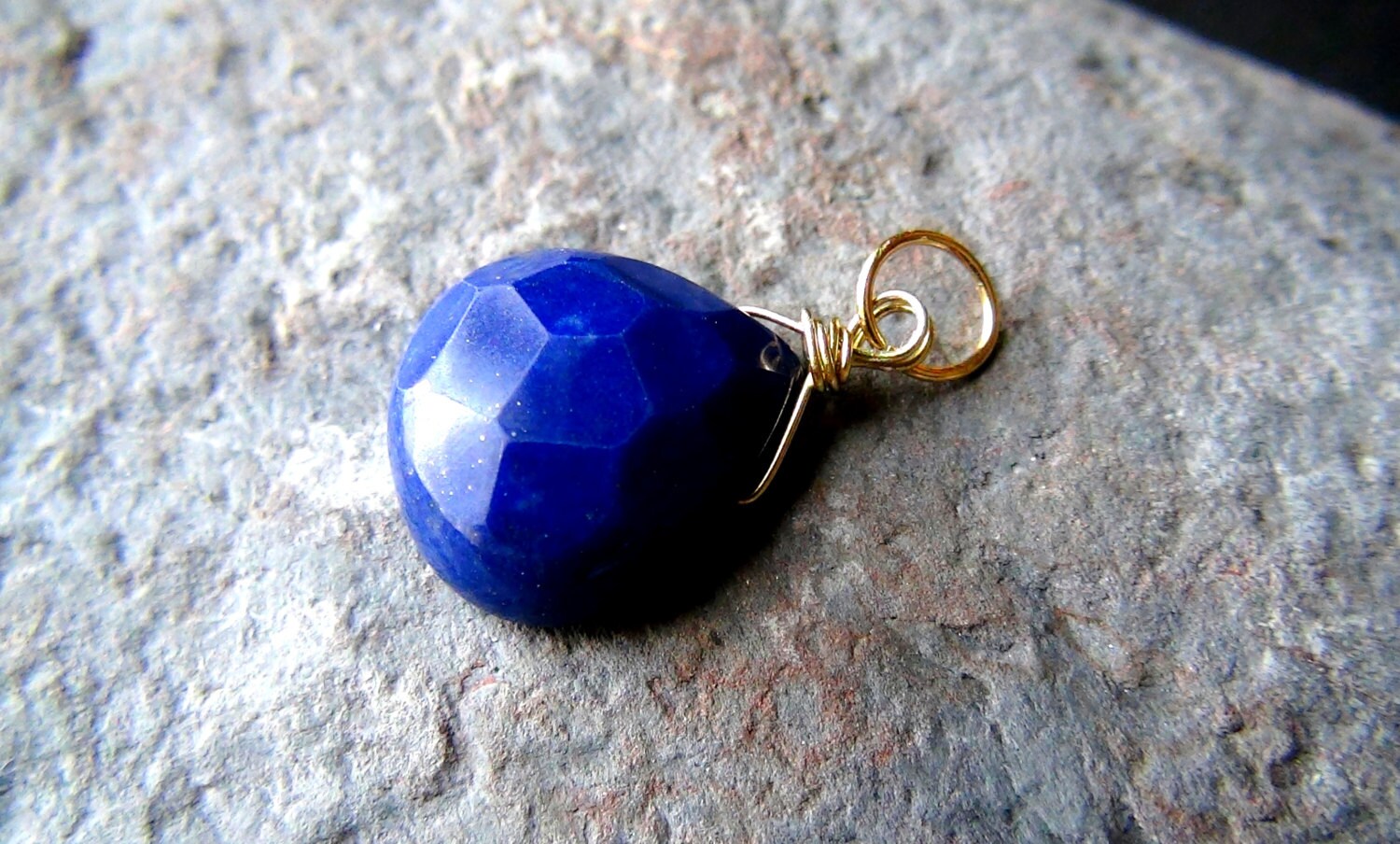 Königliche Blaue Lapis Lazuli, Briolette, 14 K Gold Gefüllt, Golddraht Anhänger, Lazuli Charme, Birthstone Charme von braceletchoker