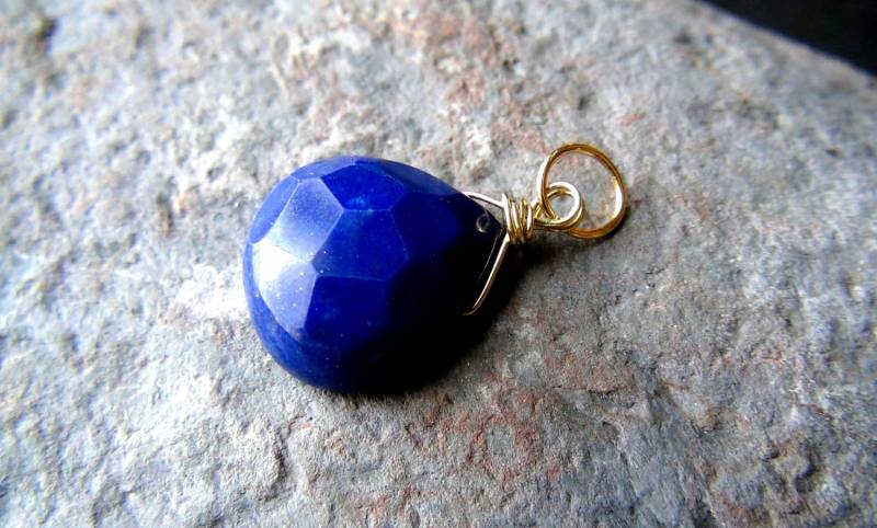 Königliche Blaue Lapis Lazuli, Briolette, 14 K Gold Gefüllt, Golddraht Anhänger, Lazuli Charme, Birthstone Charme von braceletchoker