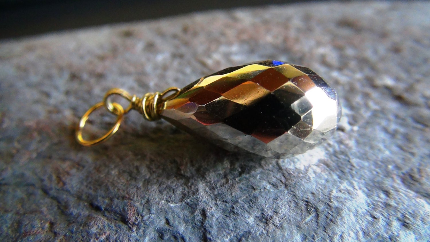 Pyrit Tropfen Anhänger, Briolette, 14 K Gold Gefüllt, Draht Charme, Birthstone Charme von braceletchoker