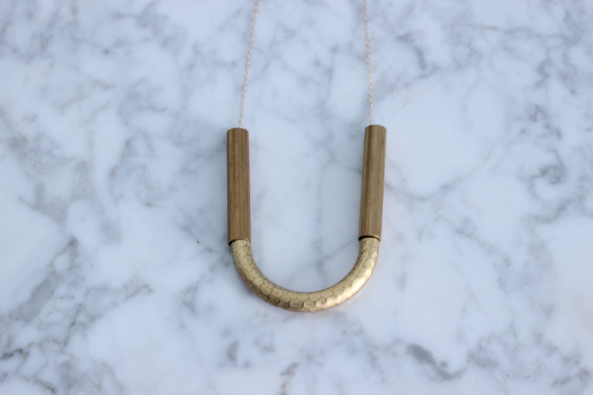Gehämmert Messing Bogen Auf Zarte 14K Gold Füllen Kette Gehämmert Messing Bogen Auf Zarte 14K Gold Füllen Kette von brackishchannel