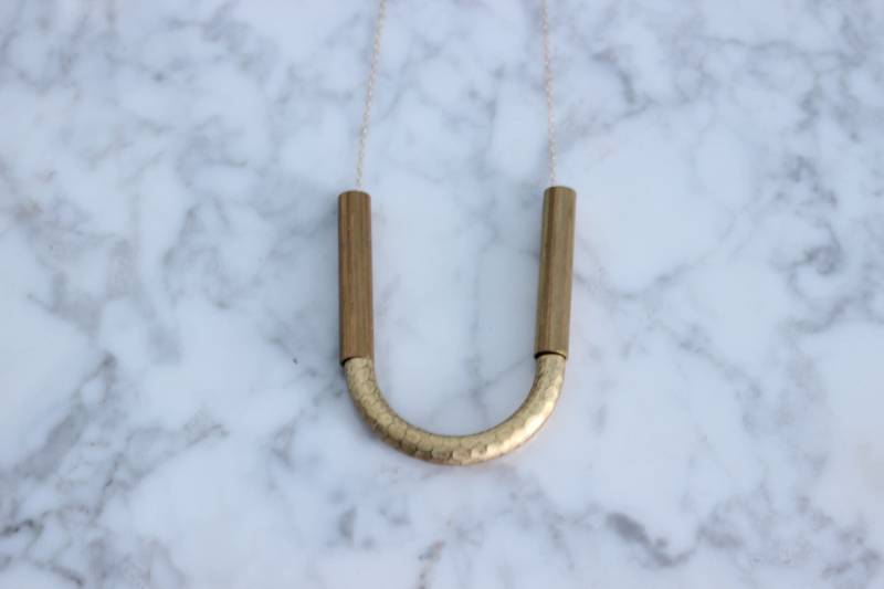 Gehämmert Messing Bogen Auf Zarte 14K Gold Füllen Kette Gehämmert Messing Bogen Auf Zarte 14K Gold Füllen Kette von brackishchannel