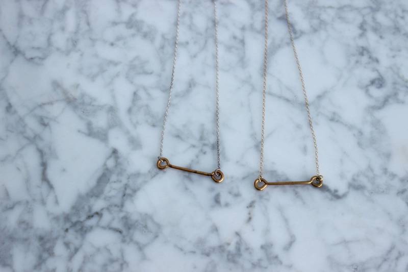 Roh-Messing Langhantel Auf Zarte Kette Roh-Messing Langhantel Auf Zarte Kette von brackishchannel