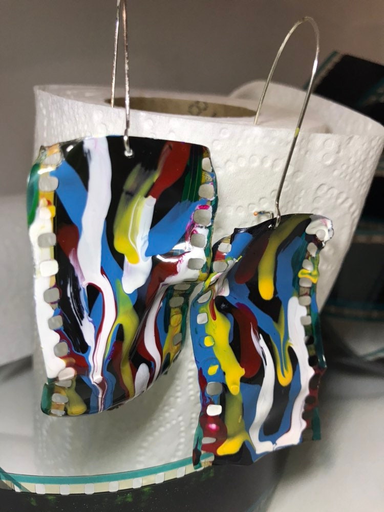 Grundfarben-Film-streifen-Ohrringe Grundfarben-Film-streifen-Ohrringe von brandnewDOODOO