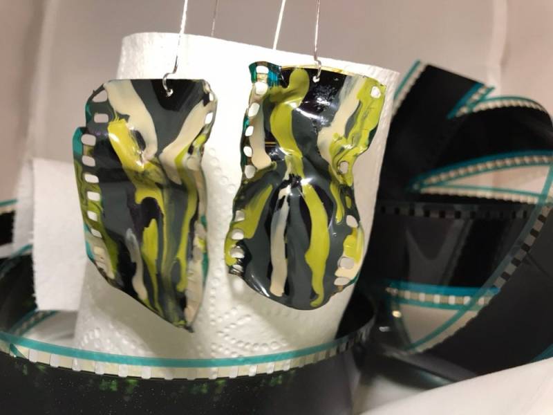 Olive-Film-streifen-Ohrringe von brandnewDOODOO