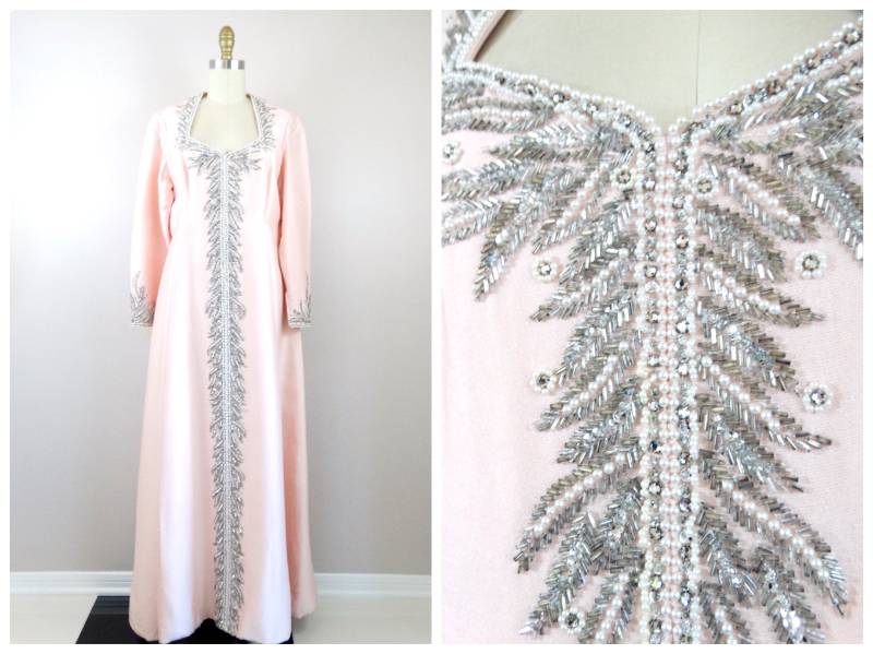 60S Kristallperlen-Kleid Von British Crown Colony ‣ Strassverziertes Kleid in Pastellrosa von braxae