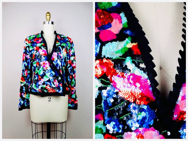 80Er 90Er Couture Pailletten-Oberteil/1980Er 1990Er Jahre Helle Florale Pailletten-Jacke Gestickte Tiefe V-Schnitt-Wickel-Bluse Mit Gerüschten von braxae