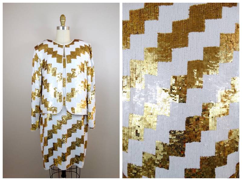 80S Retro Paillettenkleid Und Jacke ‣ 80Er Jahre Auffälliges Pailletten-Ensemble in Gold Weiß von braxae