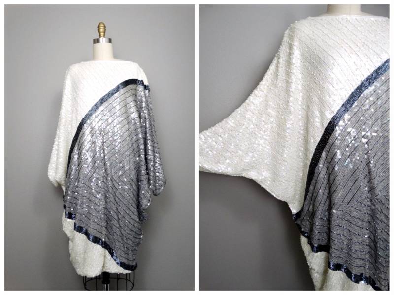Heavy Glas Perlen Seidenkleid // Stark Verziertes Silbergraues Und Elfenbeinfarbenes Pailletten-Dolmankleid Komplett Mit Pailletten Besetzt von braxae