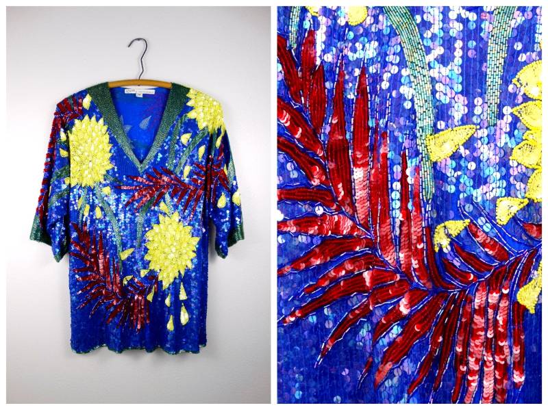 Vtg Seidenperlen Paillettenoberteil/Hellblau, Rot Und Gelb Abstrakte Blumentunika Mit V-Ausschnitt von braxae