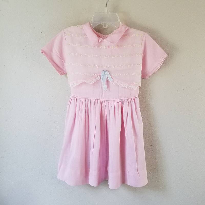 Vintage 1950Er Jahre Pinkes Baumwollkleid Bestickter Overlay, Größe 92 von breedbabynyc