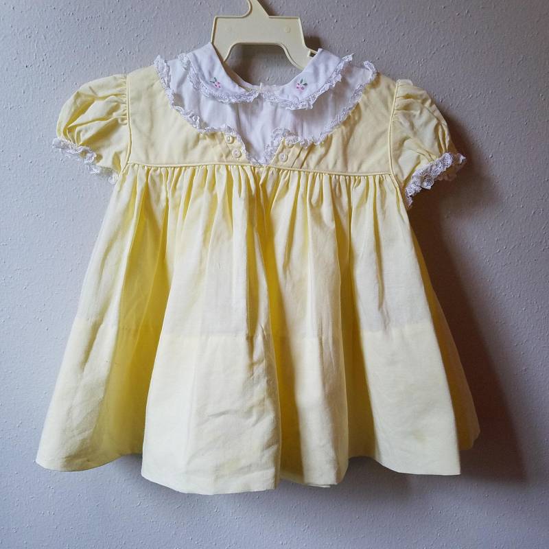 Vintage 50Er Jahre Mädchen Gelbes Baumwoll Kleid Mit Stickerei Am Bubikragen Von C.i. Castro - Größe 12 Monate Neues Nie Getragenes Osterkleid von breedbabynyc