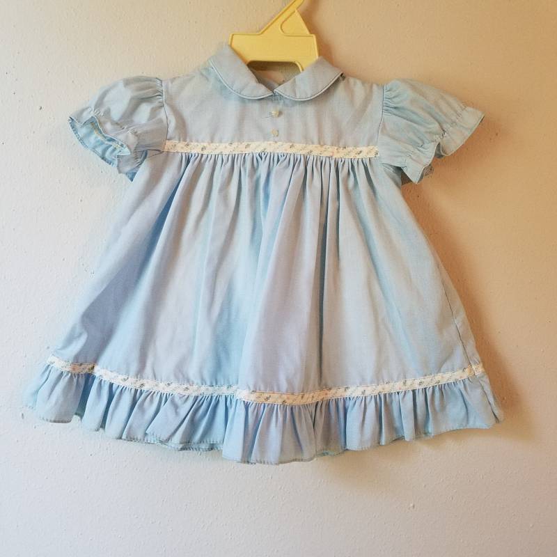 Vintage Baby Blaues Kleid Geblümtes Rüschen Rüschenmuster, Grössen 3-9 Monate von breedbabynyc