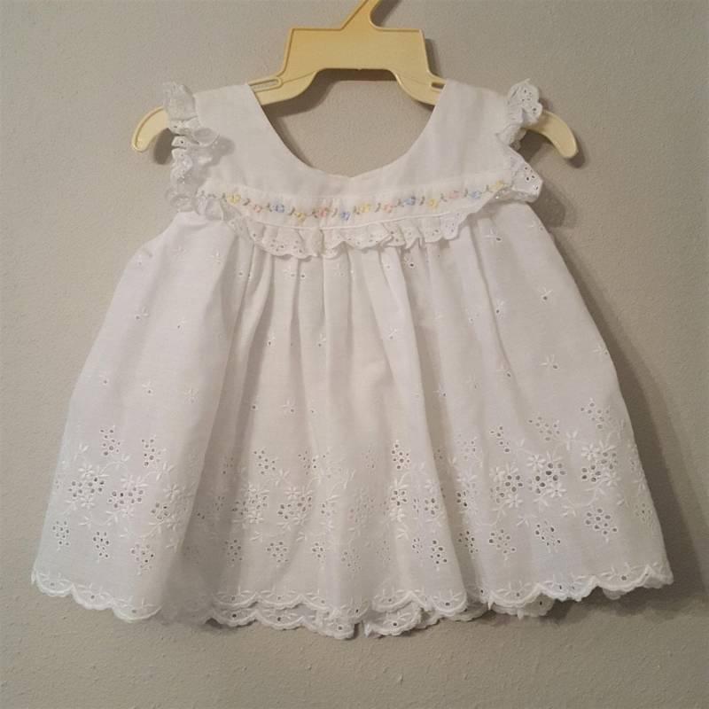 Vintage Baby-Mädchen Weiß Eyelet Latzkleid Besticktes Blumen Taufkleid | 0-6 Monate von breedbabynyc