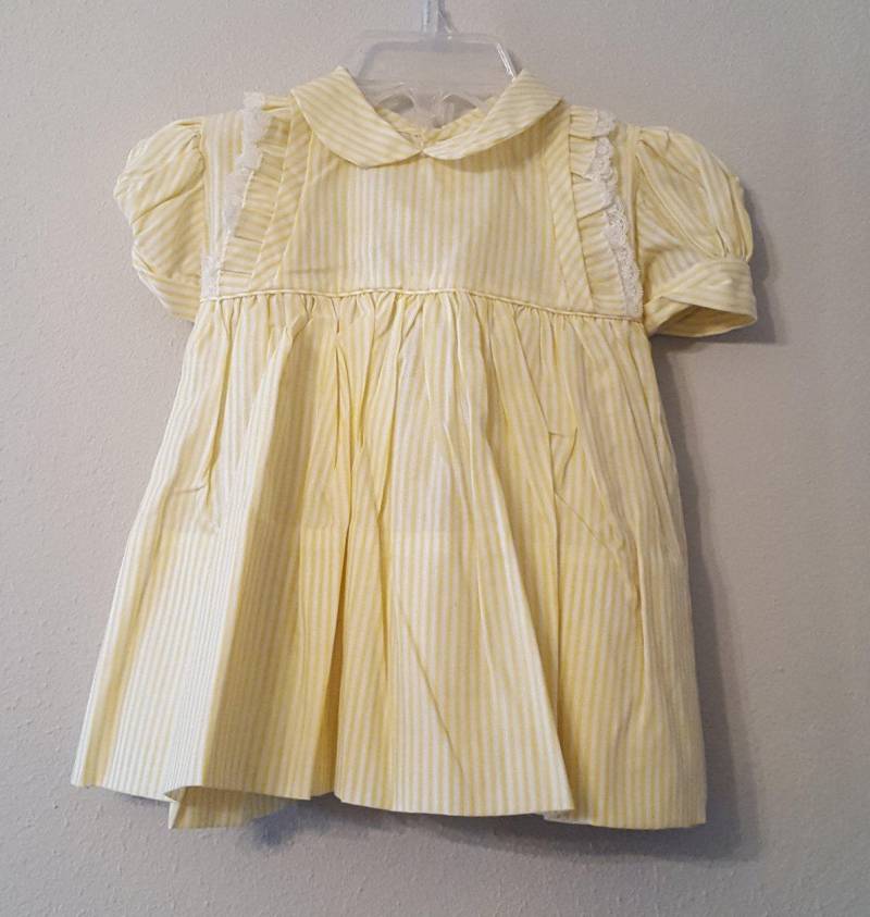Vintage Mädchen Gelb Weiß Gestreiftes Kleid Mit Spitzenbesatz Und Bubikragen Von C.i. Castro - Größe 12 Monate Neu, Ungetragen von breedbabynyc