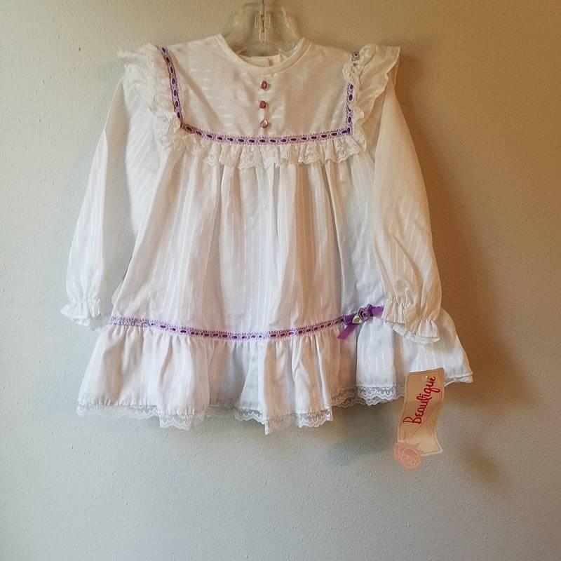 Vintage Mädchen Kleid Weiß Kleid Violette Borte, Spitze Rüschen - Größe 2T von breedbabynyc