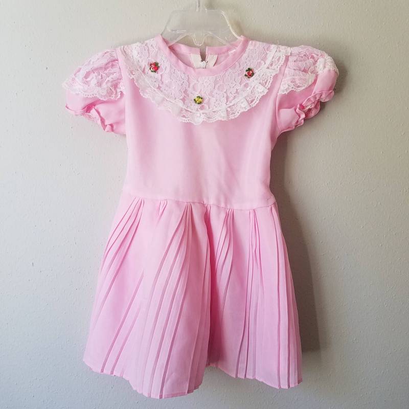 Vintage Pinkes Abendkleid Spitzenborte, Blumenapplikationen | 18 Monate von breedbabynyc