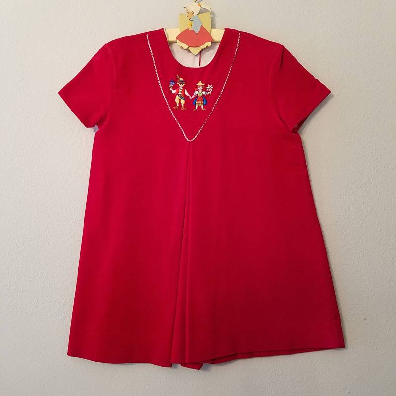 Vintage Rotes Mädchen Samt Kleid Schweizer Stickerei, Grösse 5 von breedbabynyc